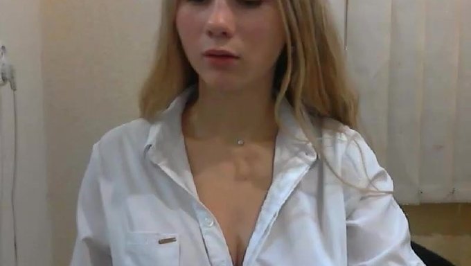 Blonde Chaude Aux Gros Seins Naturels Dans Une Vidéo Chaude