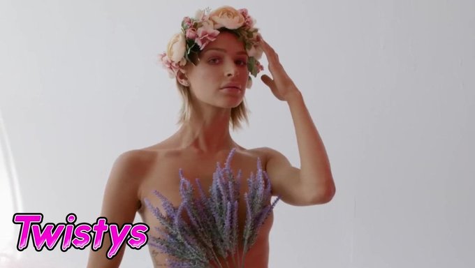 L'Affichage Alléchant D'Emma Hix Dans La Série Twistys' Temperature Zone: Summer 2019