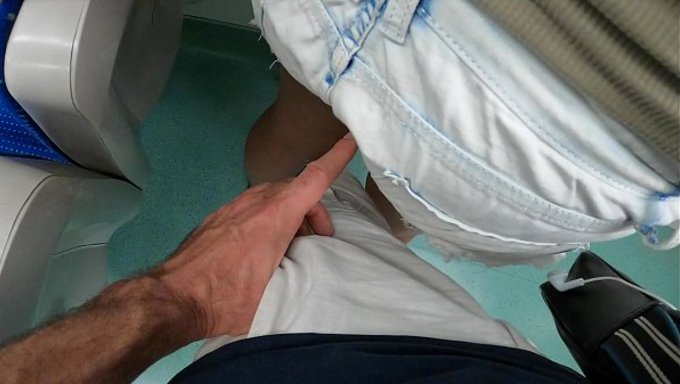 Une Inconnue Se Doigte La Chatte Dans Le Train Public, D’une Façon Bien Cachée.