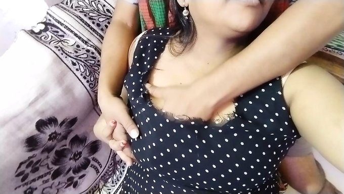Femme Au Foyer Indienne Desi Reçoit Un Massage De Sa Servante