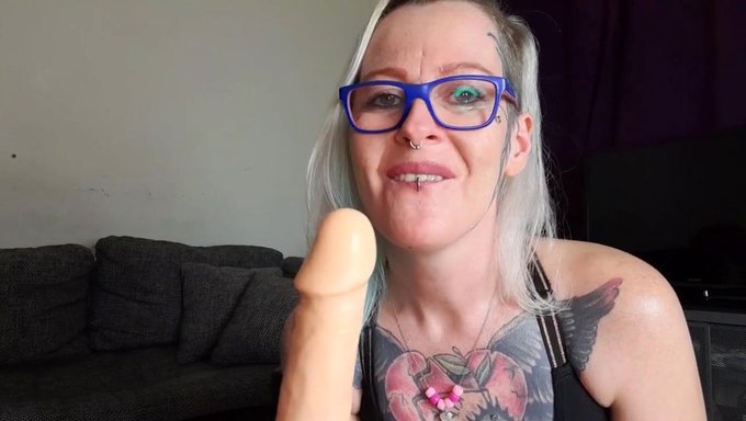 Double Pénétration Amateur Avec Un Gode Et Une Gorge Profonde Devant La Caméra