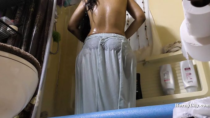 Femme De Chambre Indienne Prend Une Douche Et Reçoit Une Fellation Dans Cette Vidéo Amateur