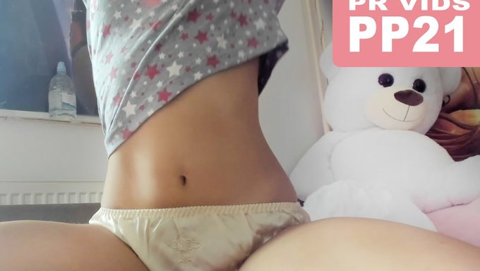 Le Temps De Jeu Des Collants D'Une Jeune De 18 Ans Avec Papa