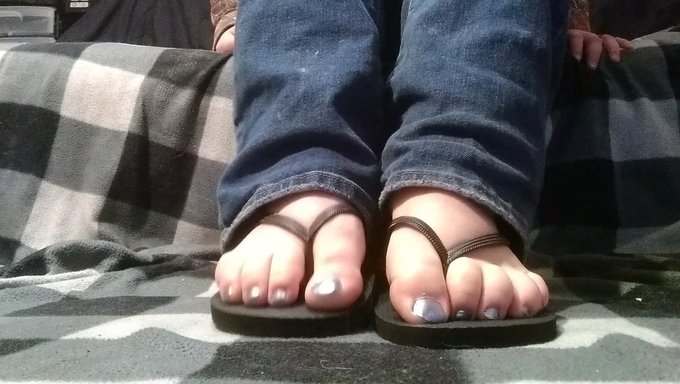 Mouille Tes Pieds Avec Cette Vidéo D'Humiliation Des Pieds