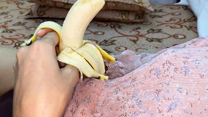Une Indienne Naturelle Et Maigre Fait Une Fellation En Gorge Profonde