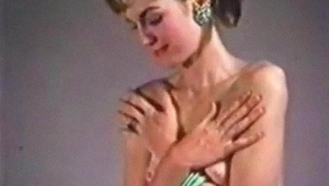 J'Ai Besoin De Toi: Un Strip-Tease Vintage Avec Une Torse Poilue