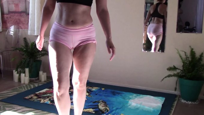 Jeunes Et Moins Jeunes Se Réunissent Pour Une Séance De Yoga Torride