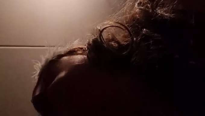 Gros Seins Naturels Et Tétons S'Entraînent Dans Cette Cowgirl Chaude