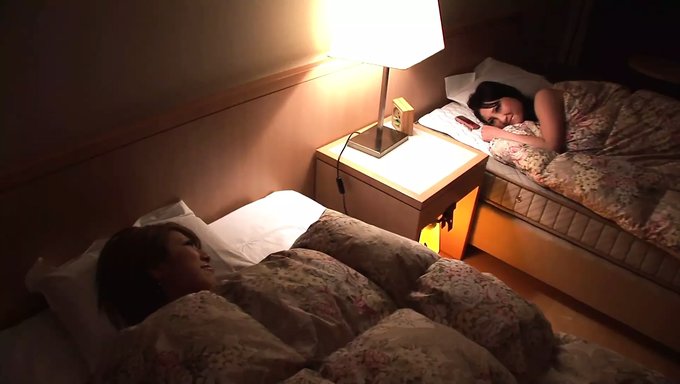 Des Amies Asiatiques Adolescentes (18+) Explorent Leurs Désirs Bisexuels Avec Un Mec Chanceux
