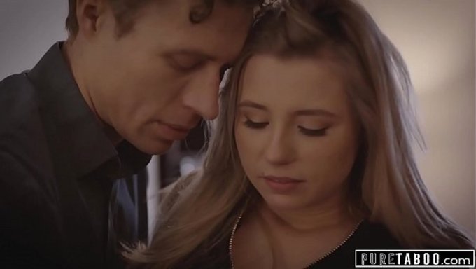 Un Professeur A Une Fixation Sombre Sur Sa Jeune Étudiante Carolina Sweets.