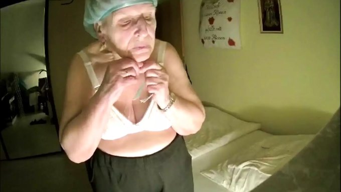 Milf Mature À Gros Seins Prise En Caméra