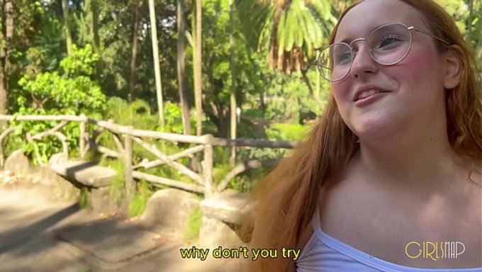 Une Petite Geek Rousse Du Paraná Se Fait Écarter Le Trou Du Cul Bien Serré.