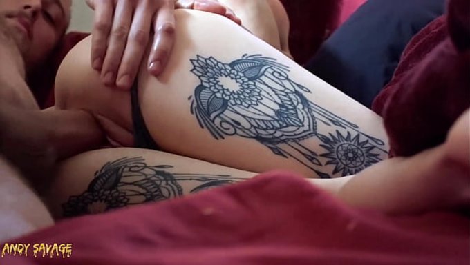 Un Dirty Talk Initie Une Petite Gothique Au Sexe Matinal Sur Le Côté.