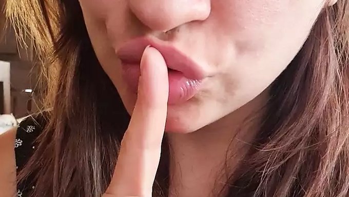 Une Femme Mature Qui Se Masturbe Dans Le Calme