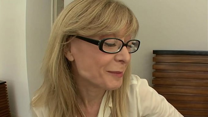 Nina Hartley Se Tape Un Étudiant Bien Monté.
