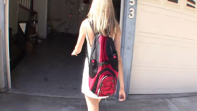 Regardez Cette Blonde Vous Faire Une Fellation Par Derrière