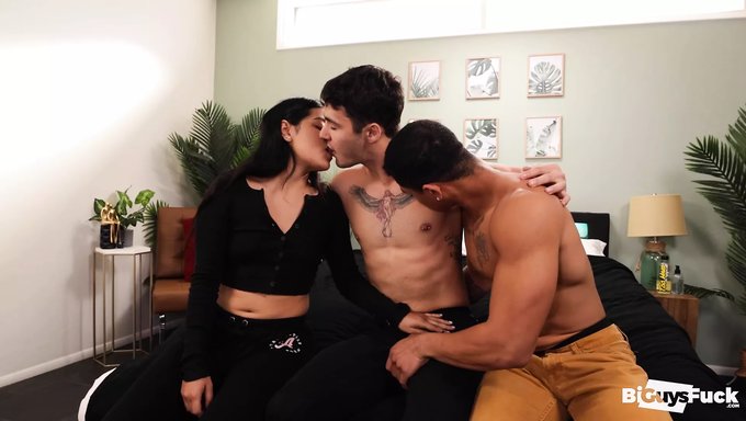 La Première Expérience Anale De Sofia Black Delia Avec Plus De 18 Ans