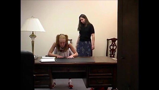 Deux Pom-Pom Girls Reçoivent Une Punition De Fessée