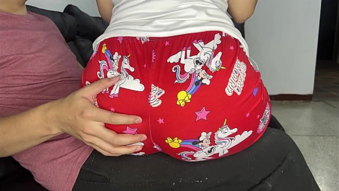 Le Beau-Père Séduit Sa Belle-Fille Tout En Lui Donnant À Manger Et En Profitant De Ses Fesses.