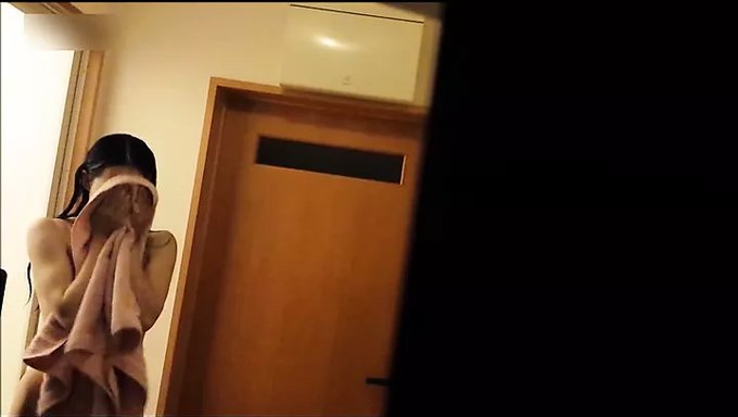 Regardez La Session Post-Douche D'Un Voisin Maigre