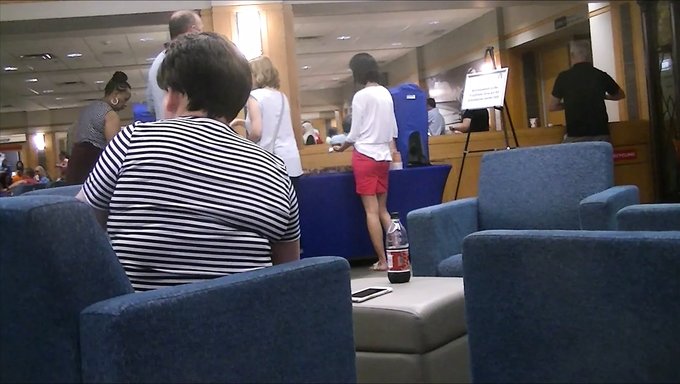 Deux Superbes Filles Orientales Dans Une Orientation Universitaire
