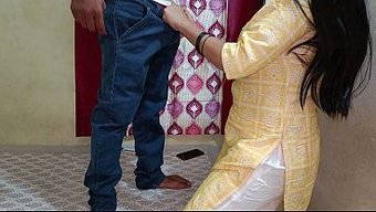 La Main De La Femme Glisse Sur Sa Bite Avant Qu’elle Ne Chevauche L’électricien Dans Un Desi Chudai.