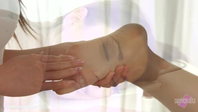Une Beauté Asiatique Séduisante Montre Sa Beauté Et Se Déplace Dans Ses Chattes Lesbiennes