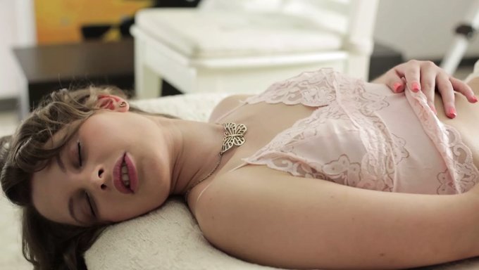 Une Ado Russe Se Masturbe En Lingerie À La Maison