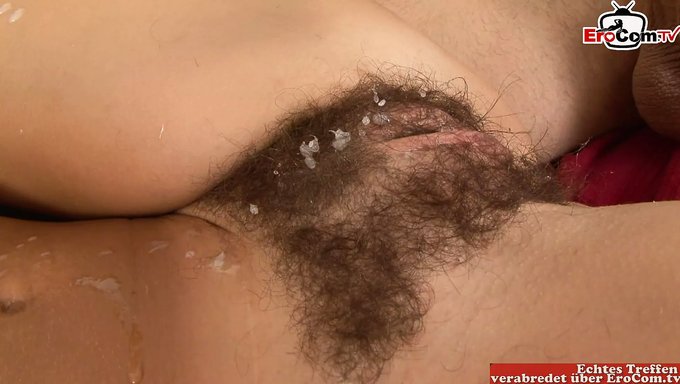 Une Brune À Petits Seins Reçoit Une Douche De Sperme Sur Sa Chatte Poilue
