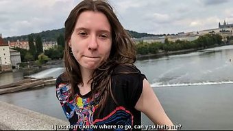 Mate-Moi En Train De Baiser La Gorge De L’étudiante Polonaise Après Notre Rendez-Vous De Rue Et Finir Sur Son Corps.