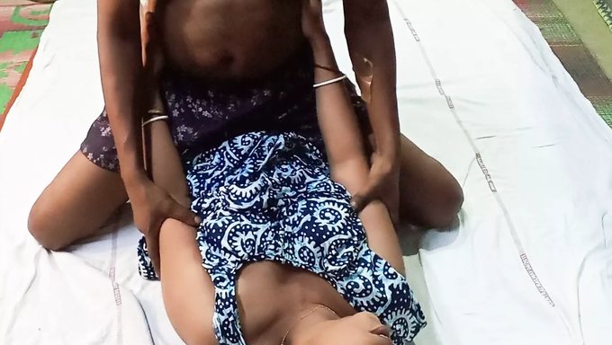 Indienne Amateur De 18 Ans Se Fait Remplir La Gorge Par Son Mari