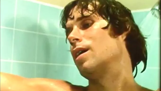 Scène De Douche Chaude De Sharon Mitchell Avec Action De Fellation