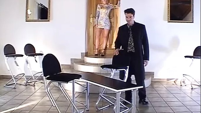 Une Milf Classique Se Fait Doigter La Chatte De Son Chameau !