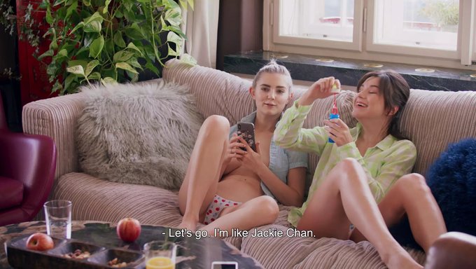 Une Brune Huilée Chaude Et Sensuelle Se Fait Sucer Des Gros Nichons