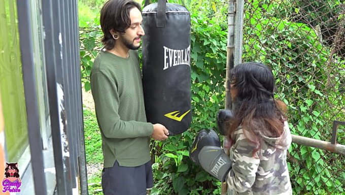 En Boxe, Cindy Luna Chope Son Voisin Et Le Démonte Comme Une Vraie Salope.