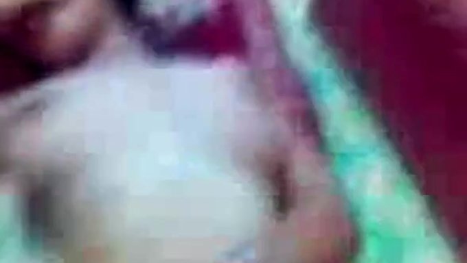 La Chatte Rasée D'Une Amatrice Indonésienne