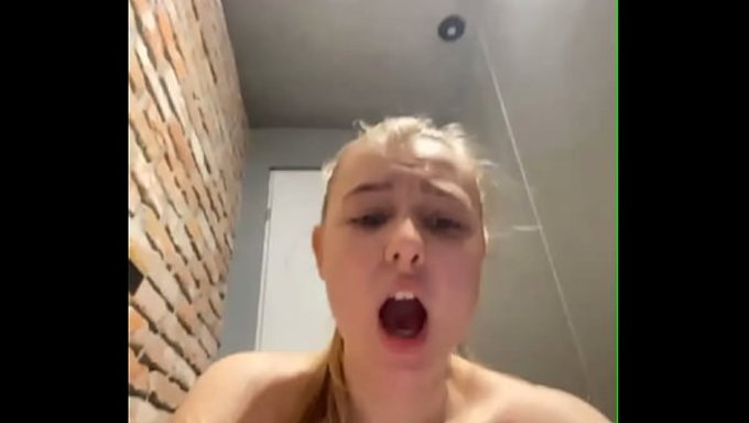 Gros Zob Sous La Douche En Public Avec Une Bbw Aux Seins Énormes.