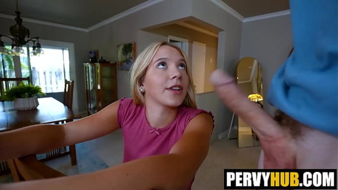 Un Gameur Baise Sa Demi-Sœur En Jouant À Un Jeu Avec Elle.