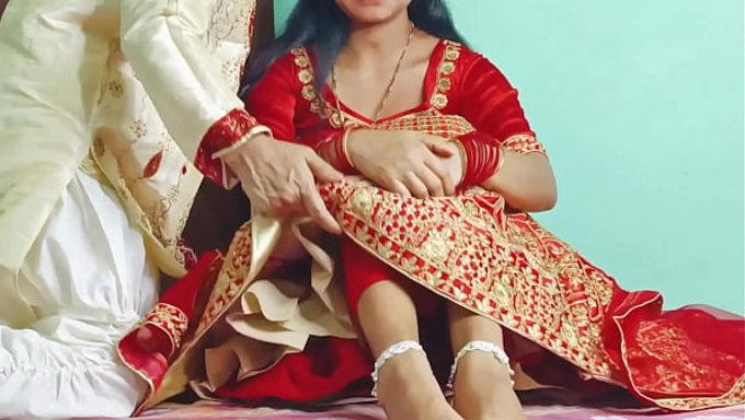 Des Jeunes Mariés Du Village Filment Leur Baise Maison Avec Une Suhagrat Indienne À La Maison.