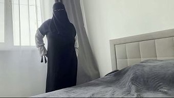 Une Copine Arabe Bien Chaude Se Caresse Et Veut Que Tu Te Branles Devant Elle.