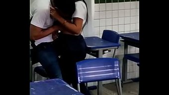 Une Fois Le Prof Sorti, Je Prends Ma Pote Sans Capote.