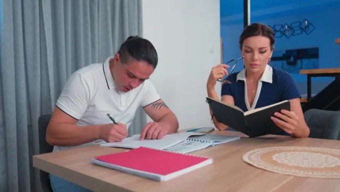 L'Acte Coquin D'Un Étudiant Est Découvert Par Sa Prof Séduisante