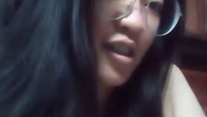 Une Ado Asiatique Devient Coquine Devant La Caméra