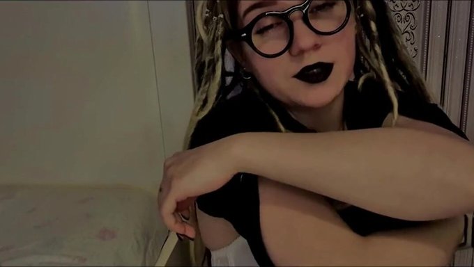 La Première Expérience De Masturbation De La Timide Belle-Sœur Foxie Avec Un Gode