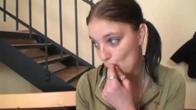 Une Jeune Femme Rend Visite À Son Grand-Père Pour Une Rencontre Sexuelle Hebdomadaire