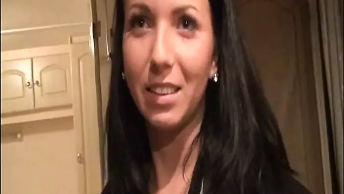 La Brune Barbora Profite D'Un Porno Amateur
