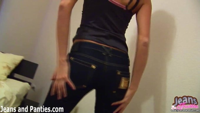 Regardez-Moi Secouer Mon Cul De 18 Ans Dans Un Short En Jean
