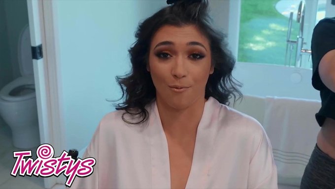 Les Filles Brune Et Brune Ont Une Expérience Anale En Gros Plan