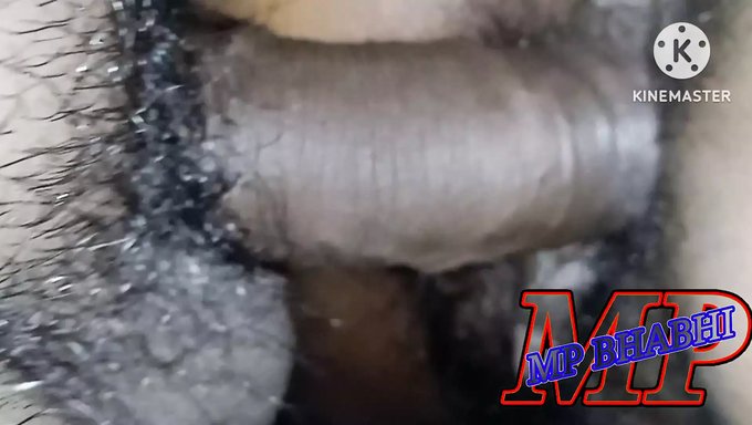 Une Adolescente (18 Ans Et Plus) Se Fait Manger Ses Gros Seins Naturels En Public